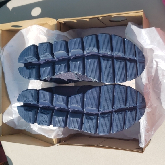 On Running Cloud Waterproof Sneakers - Picture 10 of 13